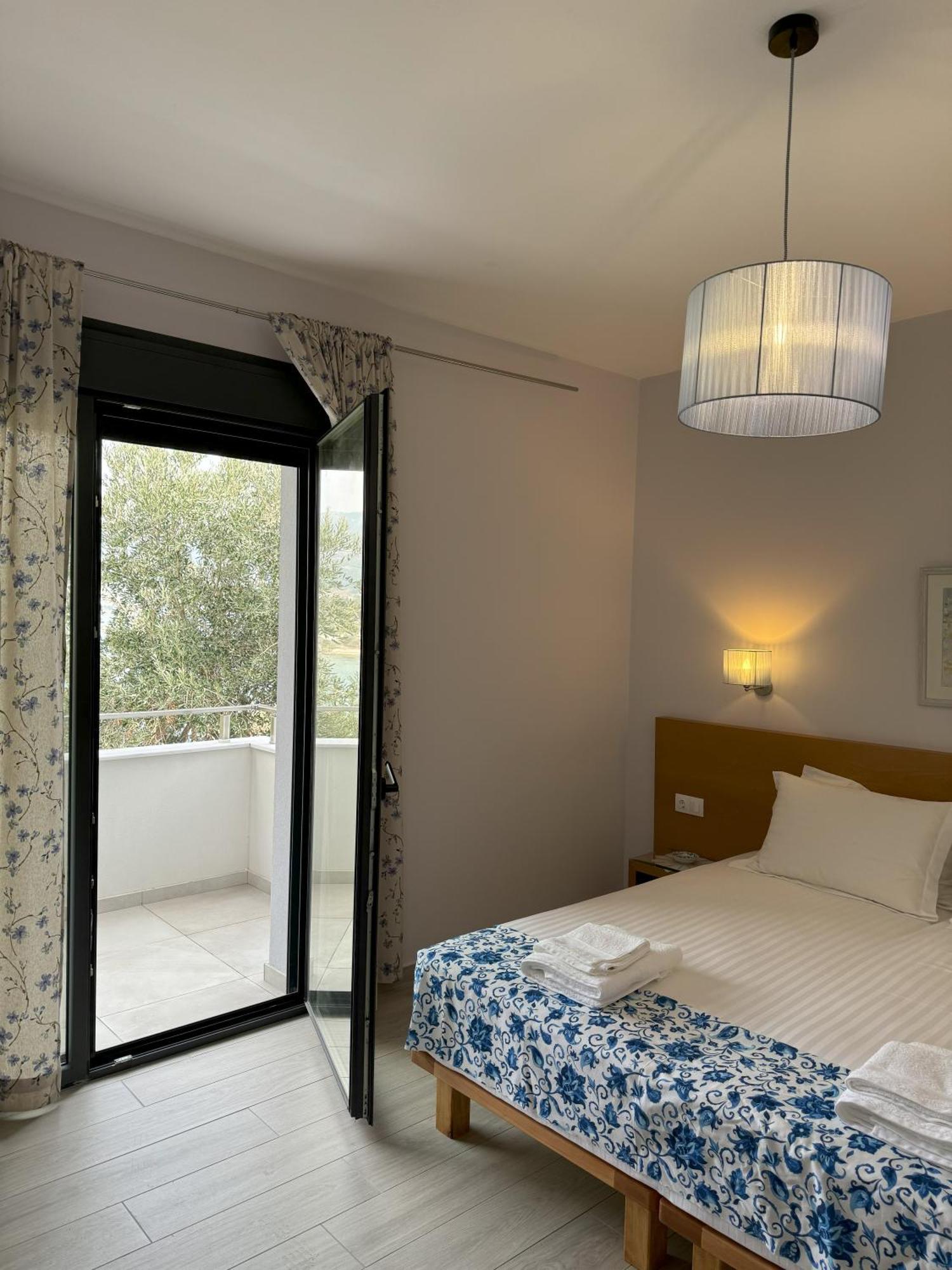 Acra Melia Apartment Palaiontsiflikion Ngoại thất bức ảnh