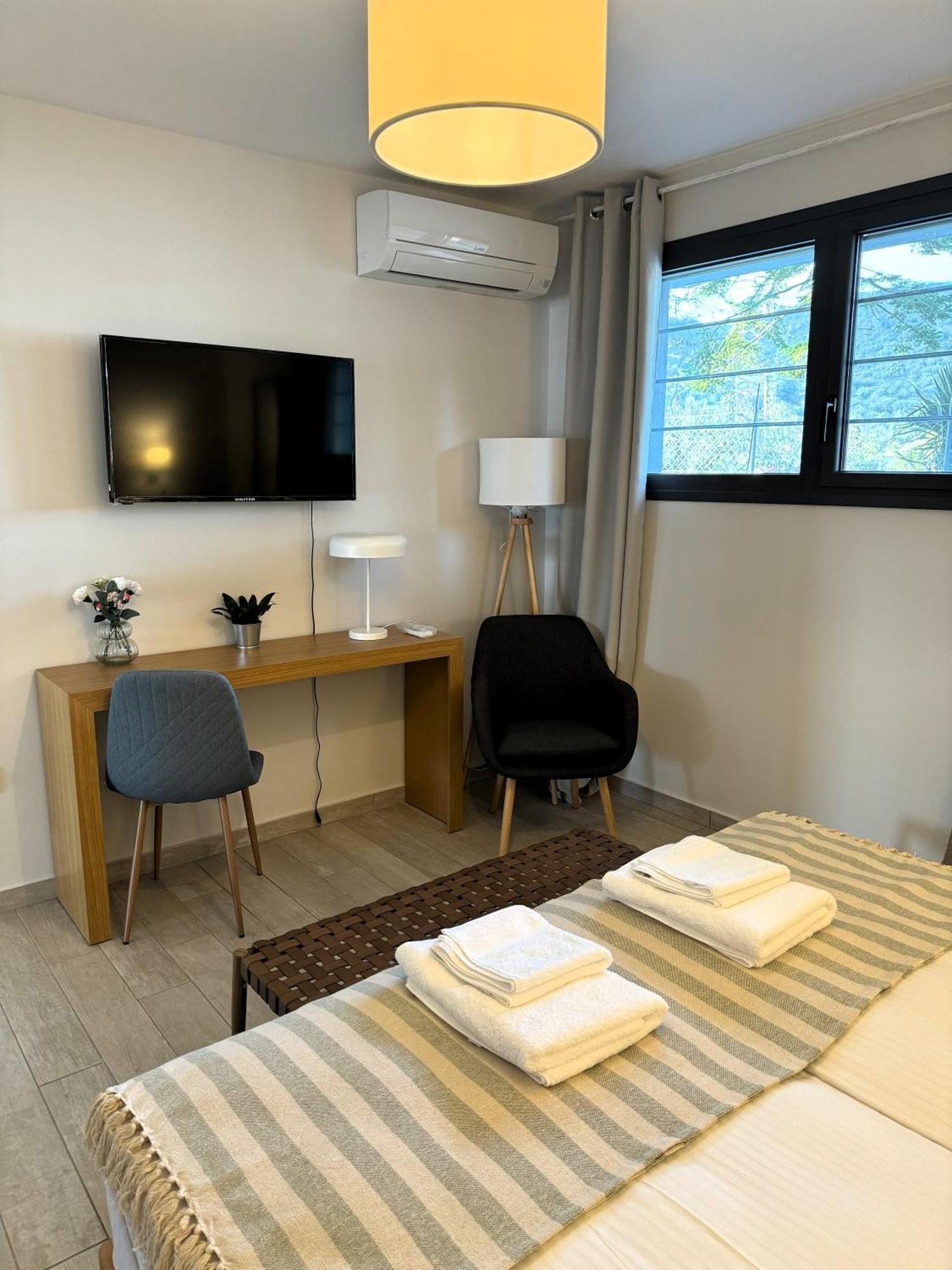 Acra Melia Apartment Palaiontsiflikion Ngoại thất bức ảnh